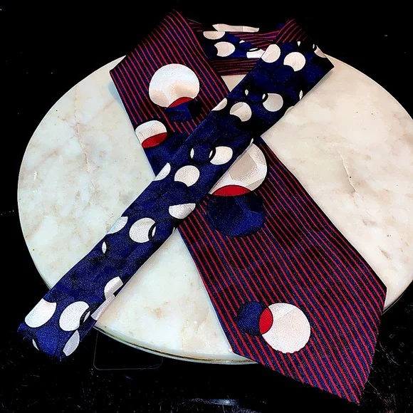 RHYNECLIFFE MENS NECK TIE SILK MADE IN USA VINTAGE WINE BLUE CREAM JACARD